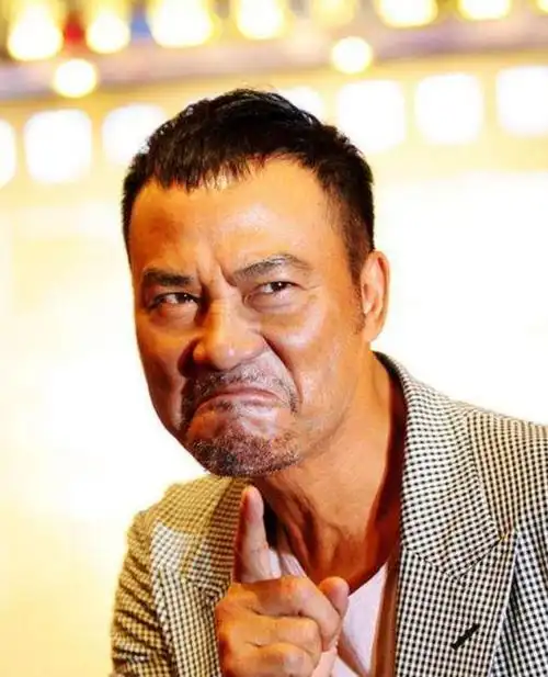 回顾任达华:出道44年无绯闻,为妻女买26套房,老了想回山东养老