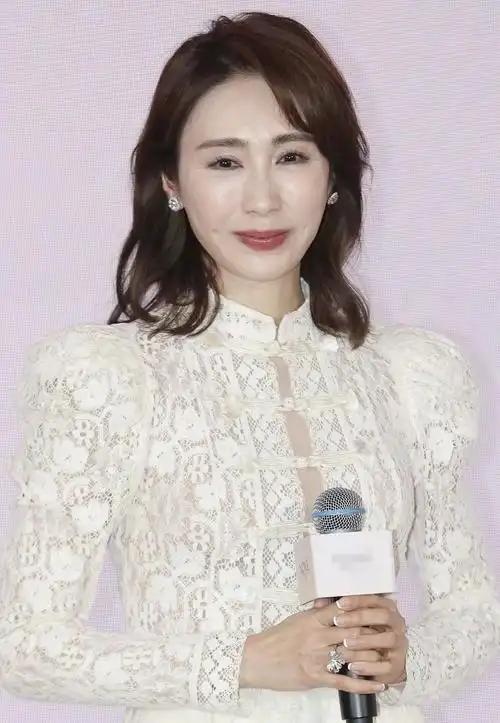 51岁黎姿怼脸拍生图曝光,脸肿表情僵,网友惋惜:为何不优雅老去|黎姿