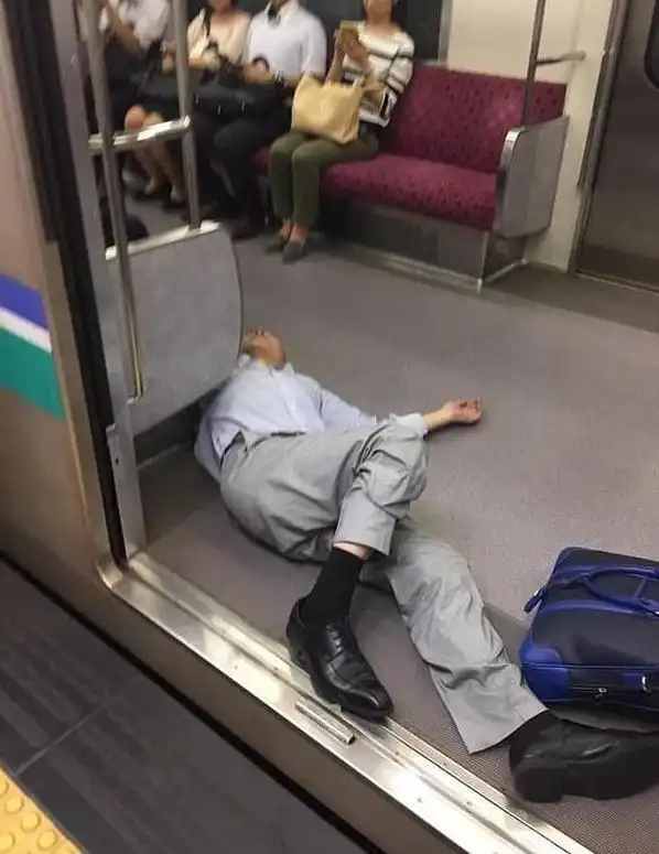 直击喝醉酒人的丑陋模样:被人戏弄,狼狈不堪