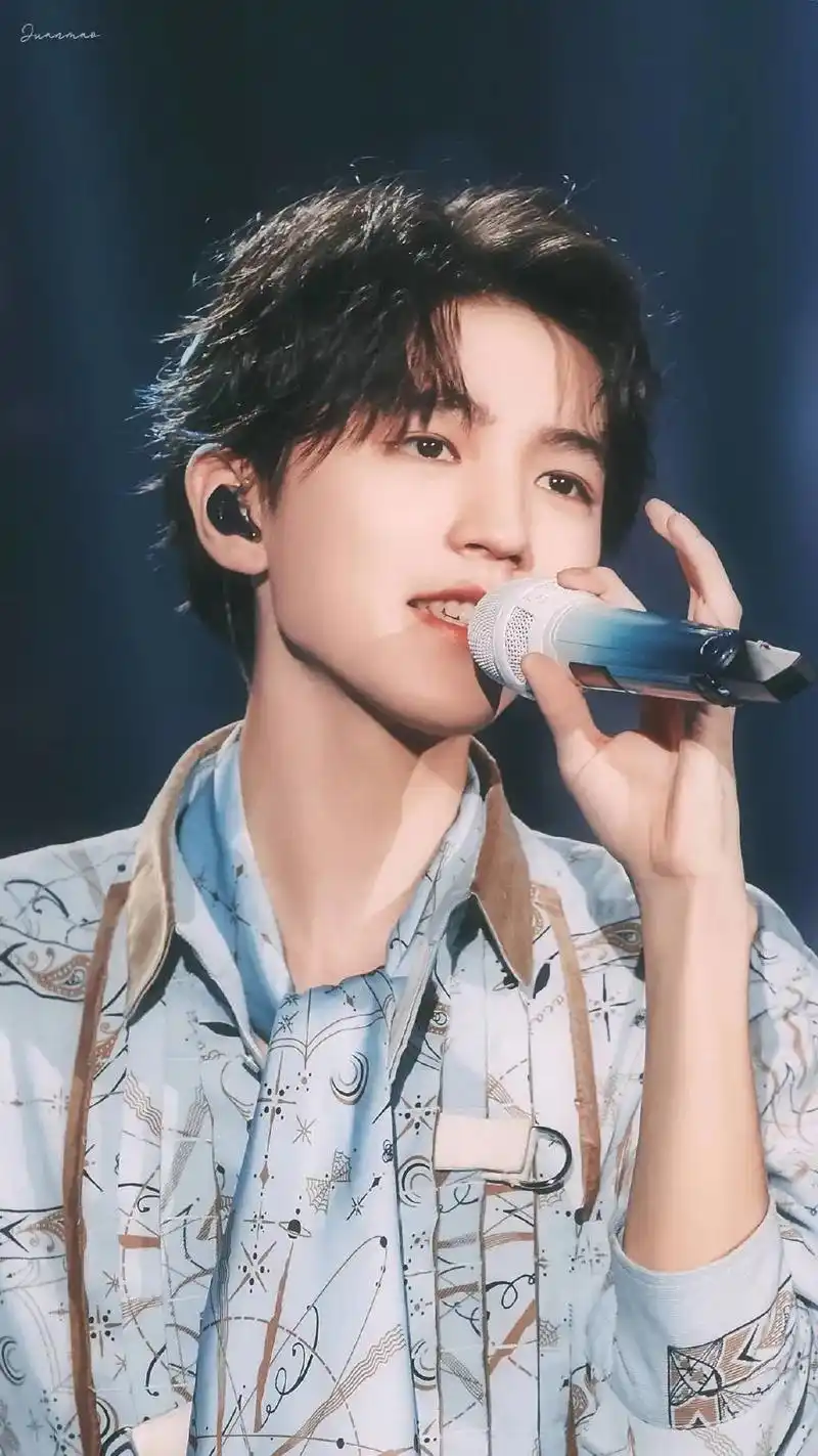 王俊凯壁纸金丝镜框的小凯看起来高贵儒雅是令人心动的样子