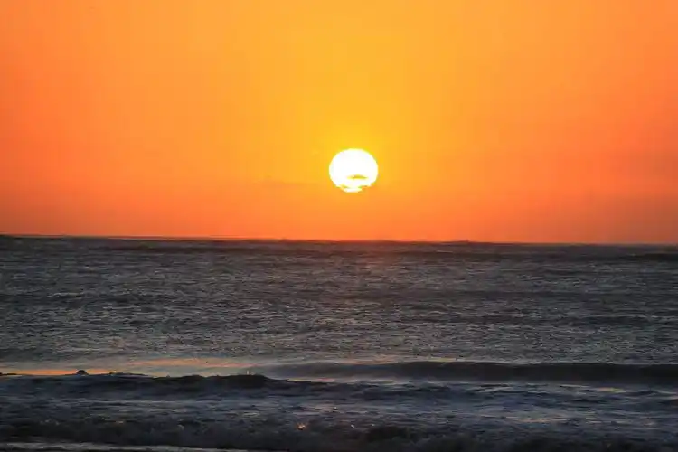 金巴兰海滩是世界十大最美落日海滩之一,金色的余晖洒满海面,可以一边