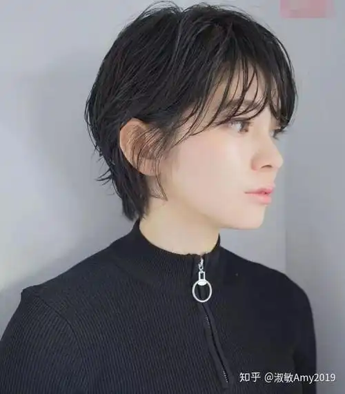 年过50的女人若你有白发可尝试4款发型显得年轻且有气质