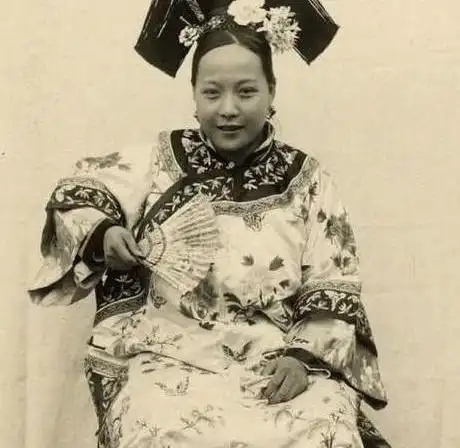清末民初格格妃嫔们的真实照片(历史旧照)!