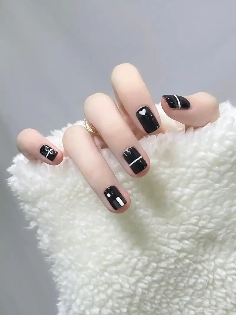 经典黑白配永远不会出错!#美甲分享 #短甲 #指甲油试色 - 抖音
