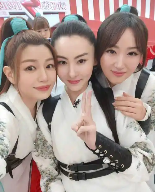 女明星面和心不和?陈妍希晒合影回应,包子脸成清秀瓜子脸_马尾_姐姐_