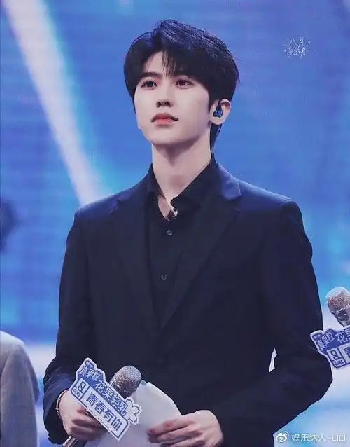 华晨宇官宣生子当天,有谁注意蔡徐坤的动态?粉丝坦言心脏受不了