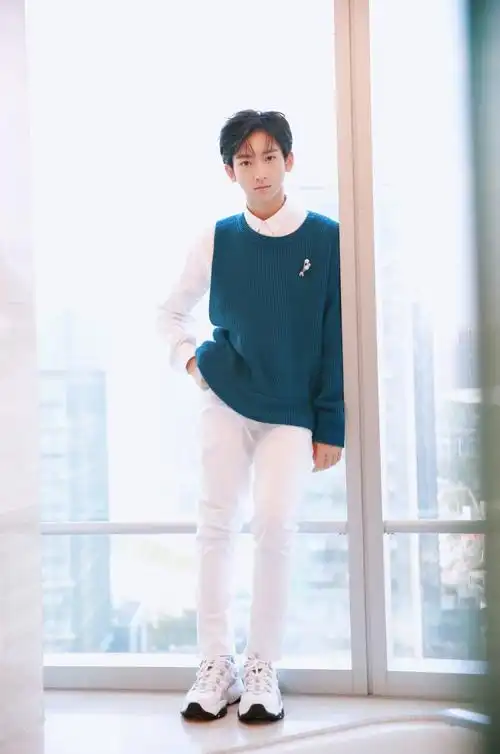 电影《八佰》首发预告片 张俊一饰演战士小湖北热血固