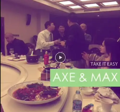 在视频中坐毕福剑左手边的女子被一些网民辨认为乌克兰大使馆二秘列娜