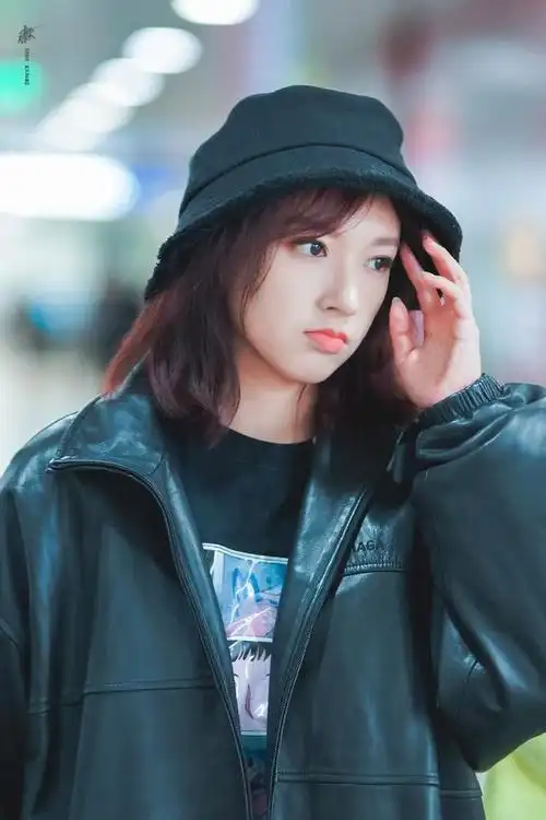 程潇剪短发似邻家女孩 穿黑色皮夹克随手撩发可盐可甜