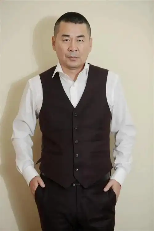 一家人过得幸福安稳,而陈建斌事业更是如日中天,无论是演员还是导演都