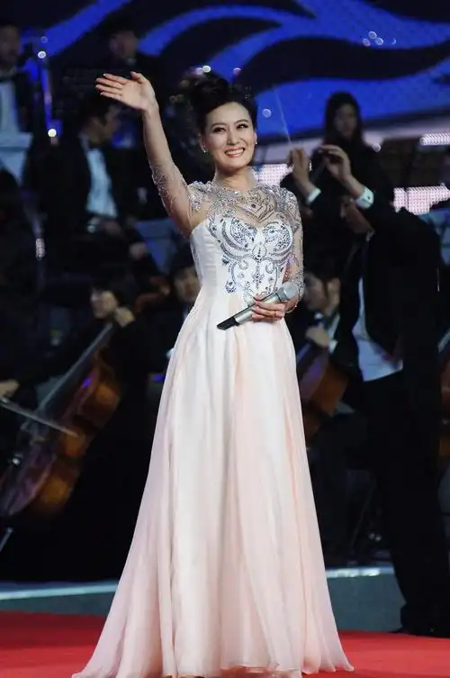 回顾军旅歌手谭晶嫁大8岁科学家老公婚后生两女生活幸福甜蜜