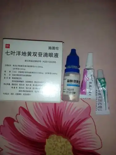 红胀,快两个月了,用了三瓶洛美沙星了,还有氧氟沙星药膏现在眼睛没