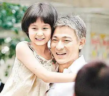 刘德华与妻子恩爱,遗憾的是只有一个女儿,女儿近照曝光,颜值高_朱丽倩