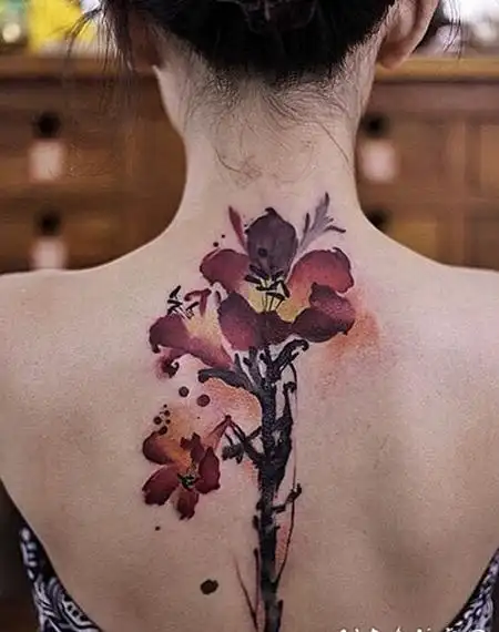 女生背部亚洲风格的抽象彩绘花朵纹身图案
