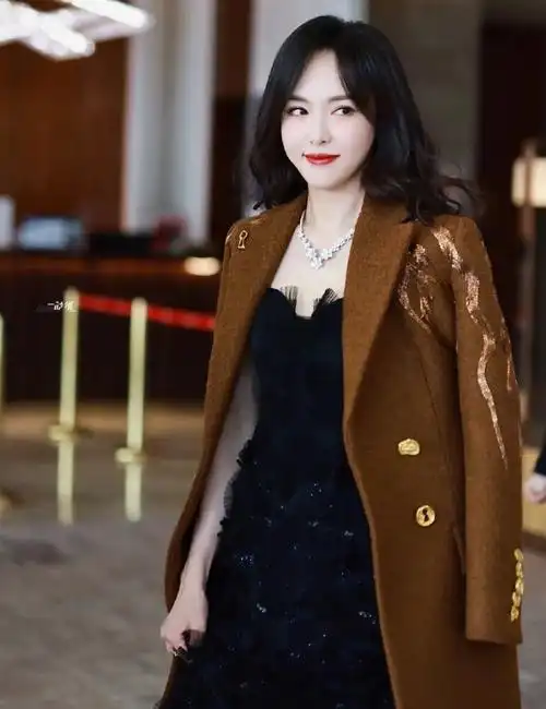 唐嫣的下班图太美了换了新卷发再穿上大衣颜值气质太到位