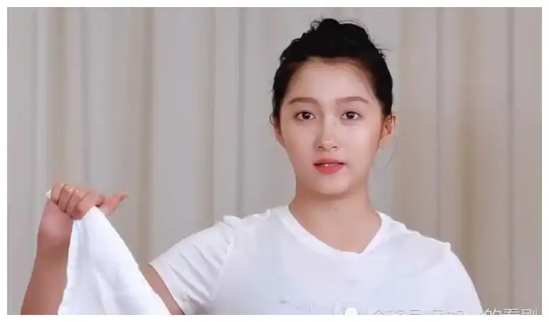 关晓彤才是80斤的脸120斤的身材当她穿上白t运动时观众看懵了