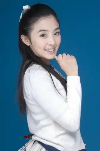 组图:明星装扮 看张含韵外套 毛衣更靓丽(3)