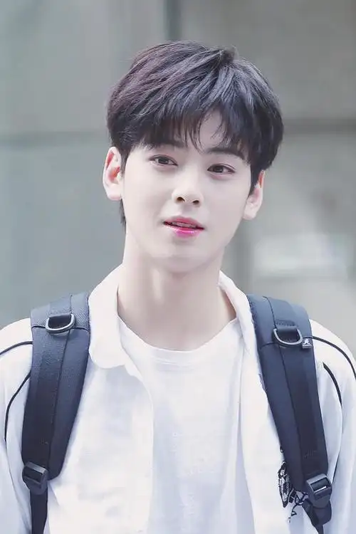 车银优深色系搭配,尽显韩国男明星气质,优雅迷人,帅气时尚