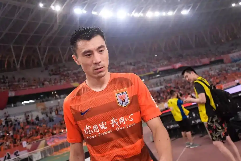 这是鲁能的边后卫,防守稳定,技术不错,而鲁能的球迷对郑铮的业余生活
