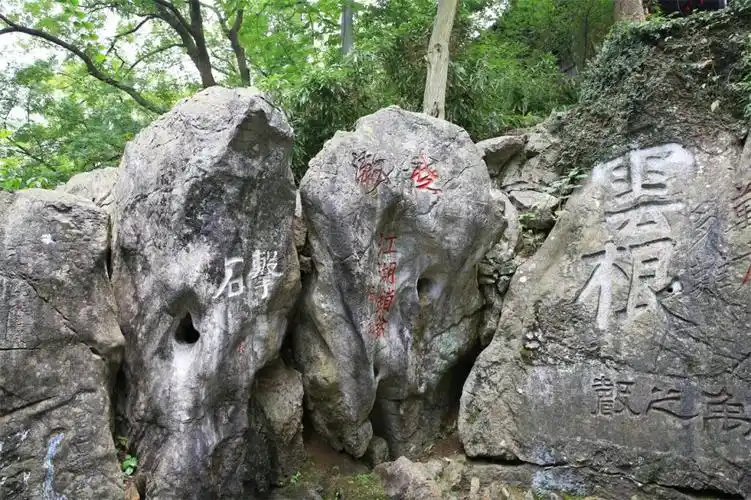 鄱阳湖石钟山下