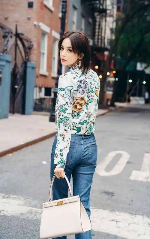 古力娜扎粉色连体裤变身酷女孩夸张耳饰帅气十足太a了