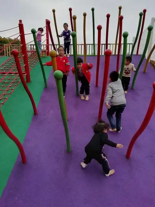 光脚爬得更快哟!