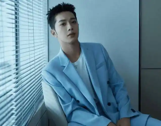 赖冠霖亮相线下活动,生图引发热议,这颜值认真的吗