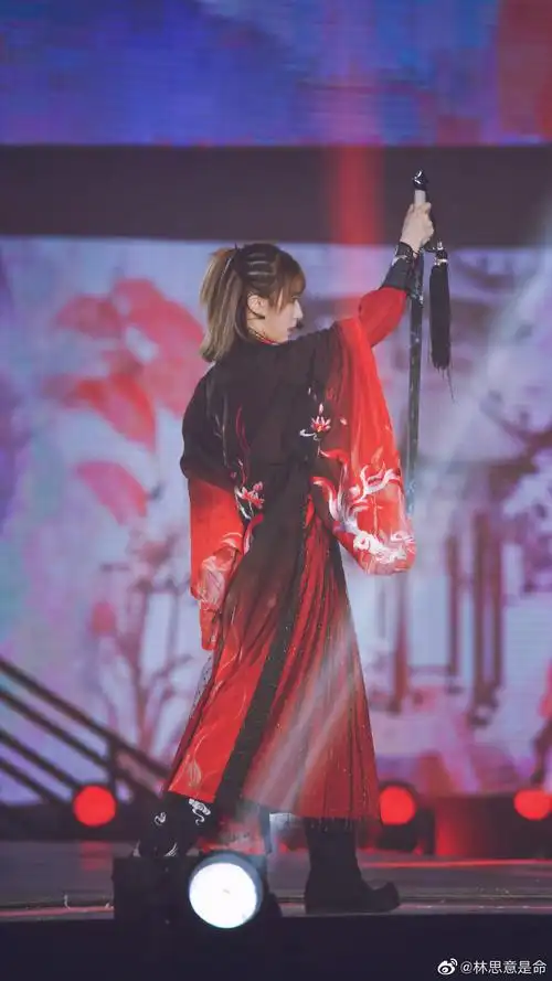 陈珂来看看古风舞剑的帅气美女