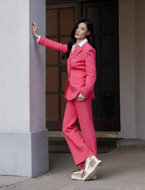 原创张柏芝挑战桃粉色西装套装时尚减龄显气色搭配厚底鞋略显笨重