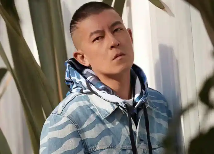 陈冠希才41岁怎么老成这样!罕见拍大片变身潮男,寸头撞脸杨志刚插图2