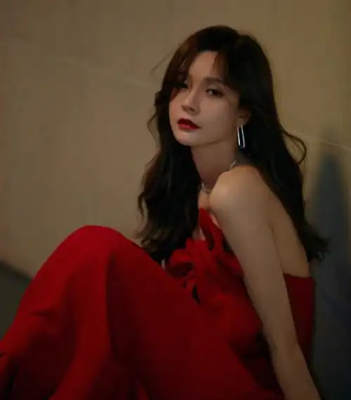 沈梦辰穿露肩长裙拍美照,身材高挑气质好,网友:希望早日成婚!