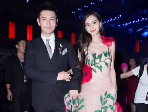 黄晓明杨颖带娃一起游迪士尼!全程盯孩子没聊天,结束后各自离开