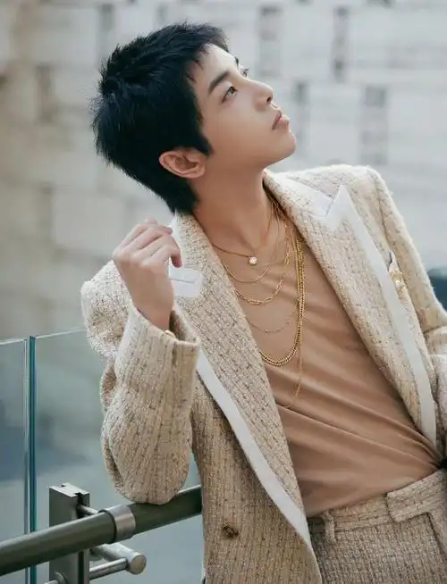 华晨宇短发造型 男友力十足!