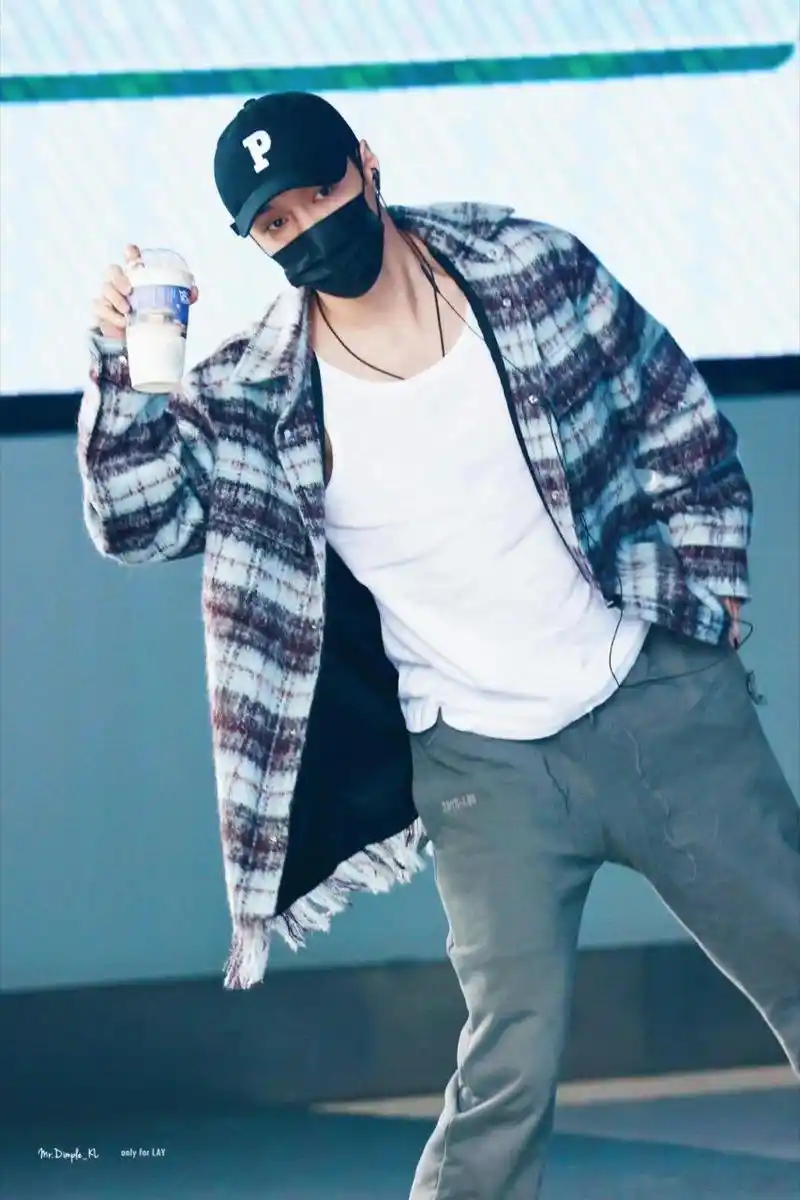 张艺兴机场饭拍