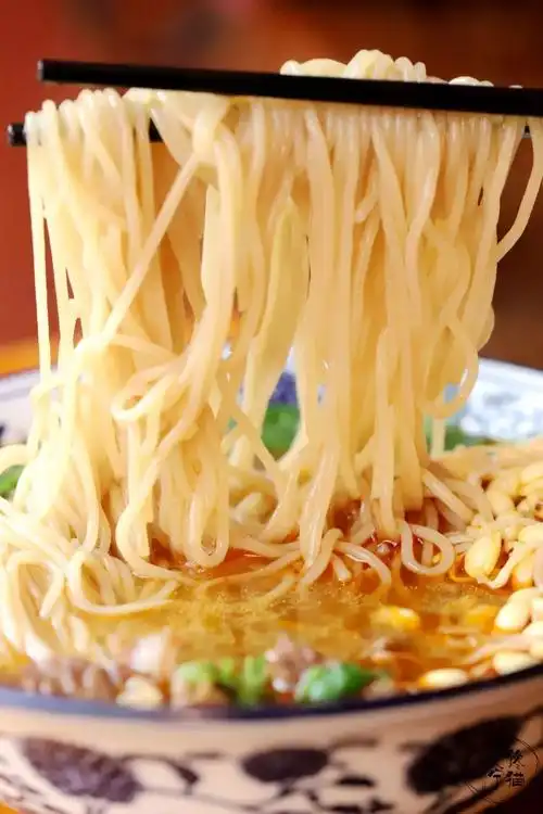 舌尖上的河北胜利大街藏着一家神级省非遗小吃五代人传承一碗面排队