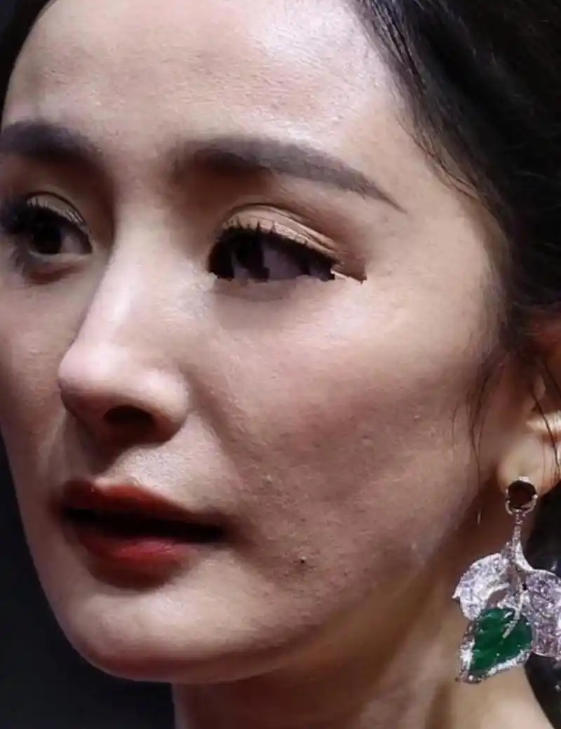 毕竟,就算是杨幂这样的大美女,也有未经修饰的瞬间.