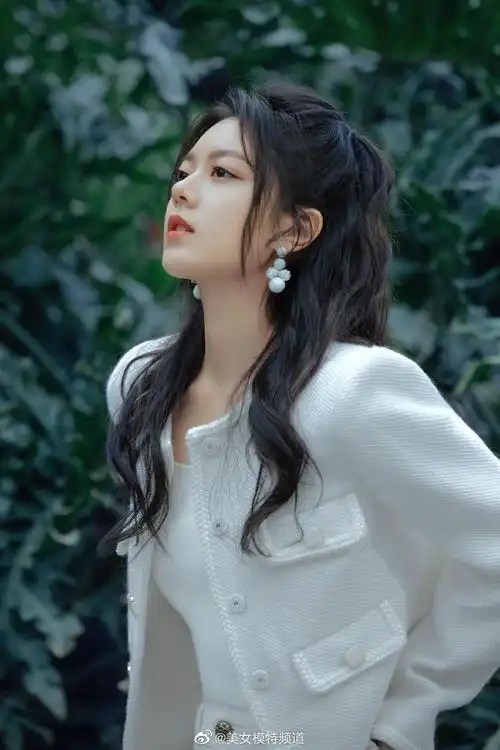 赵今麦纯白look穿搭写真释出卷发半马尾造型好灵动