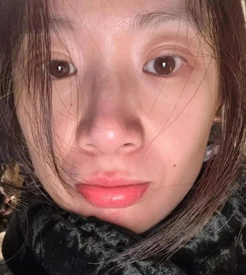 演员李梦在社交平台分享一组生活照,都是素颜出镜,追求舒适和自在的