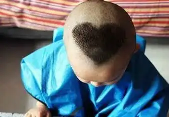 小孩头发剃心形步骤是比较简单的,只要把孩子头上多余的头发用理发器