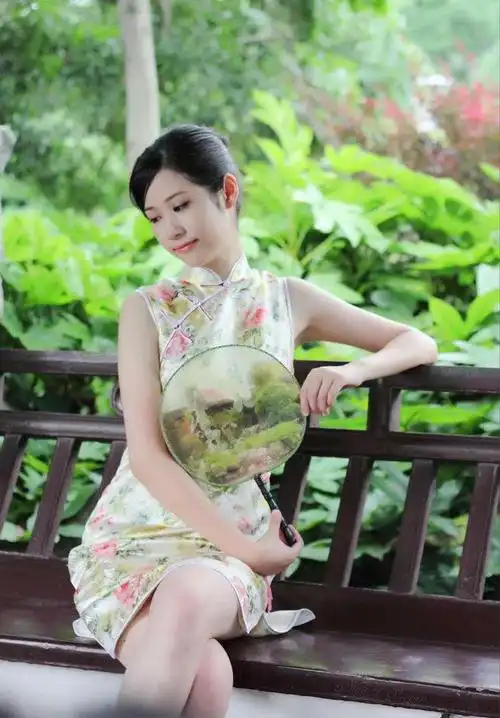 其它 旗袍女(诗歌)赵月明最美旗袍女 点赞江南女 手持檀香扇 街上走