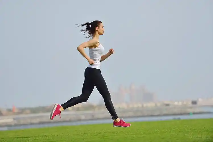 女人_慢跑_早晨_跑_城市_跑步_户外_迪拜_背景_图片大全—全景创意