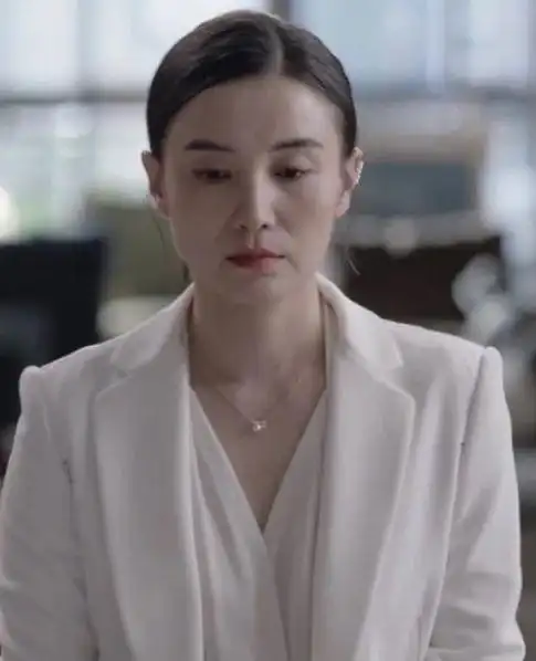 小舍得宋佳职场穿搭获赞大骨架靠穿搭显瘦不失气场又减龄