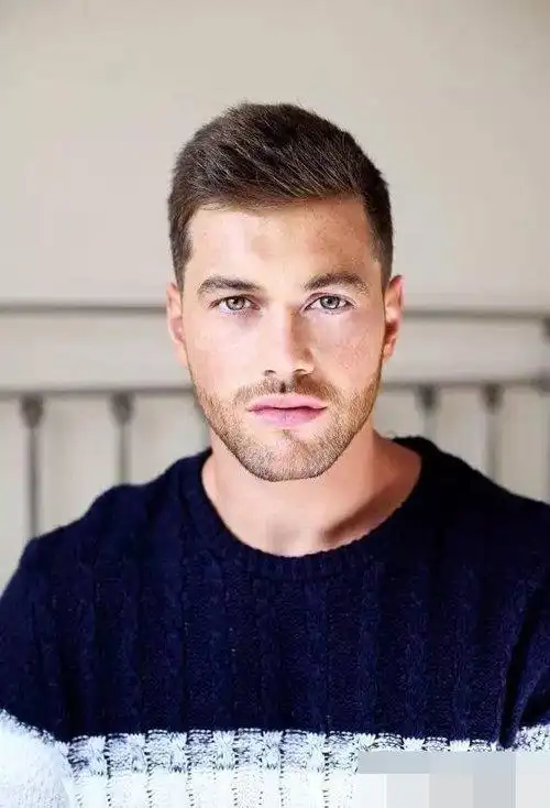 头大脸大男生适合剃哪些短发 低调帅酷的男生短发图片