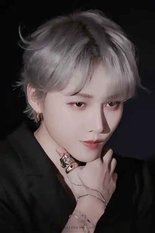 刘雨昕银发眼神杀