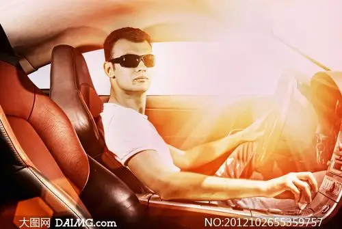 车内戴墨镜的司机男子摄影高清图片