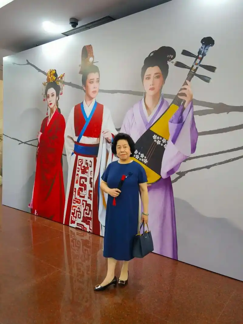 携家小观看瑞安越剧团演出的"琵琶记",现场感受越剧优美婉转的 - 抖音