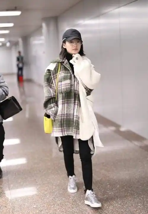 李沁也开始走帅气风了,拼接夹克配马丁靴,走路带风气势逼人_时尚_整体