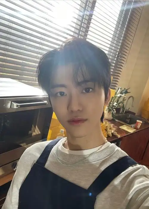 哟罗本我邀请大家看帅哥原相机自拍06