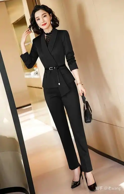 女生如何选择优雅有品味的职业装?
