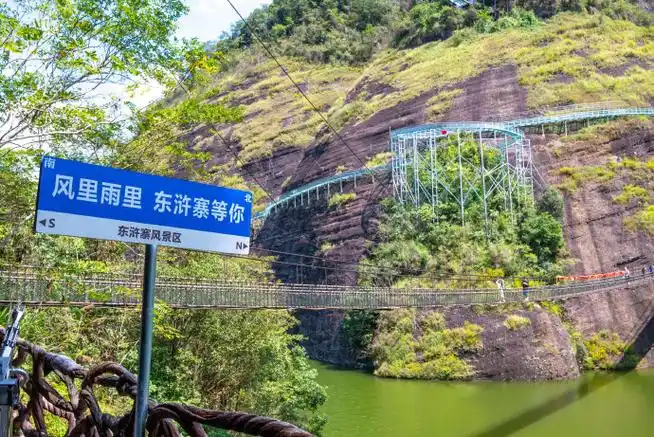 从武汉出发自驾三个小时来到位于九江修水东浒寨景区.